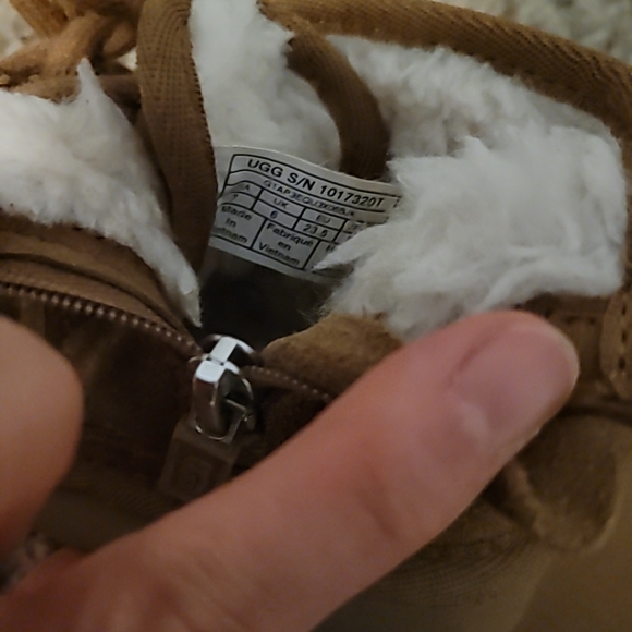 Like New! Ugg kids Lace up/Zipper suede boots size 7 - Picture 7 of 9